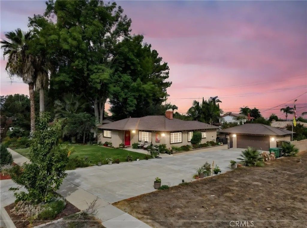 Photo of 951 W Kendall St, Corona, CA 92882 (MLS # OC25237725)