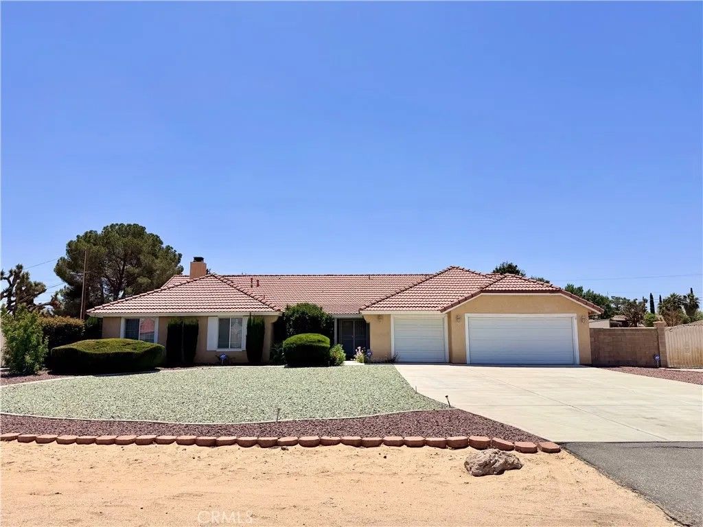 Photo of 20337 Ituma Road, Apple Valley, CA 92308 (MLS # HD26093356)