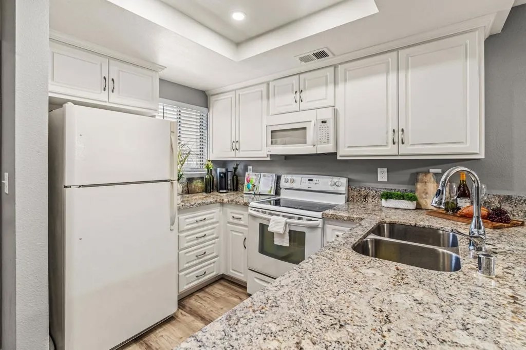 2240 Kings View Circle