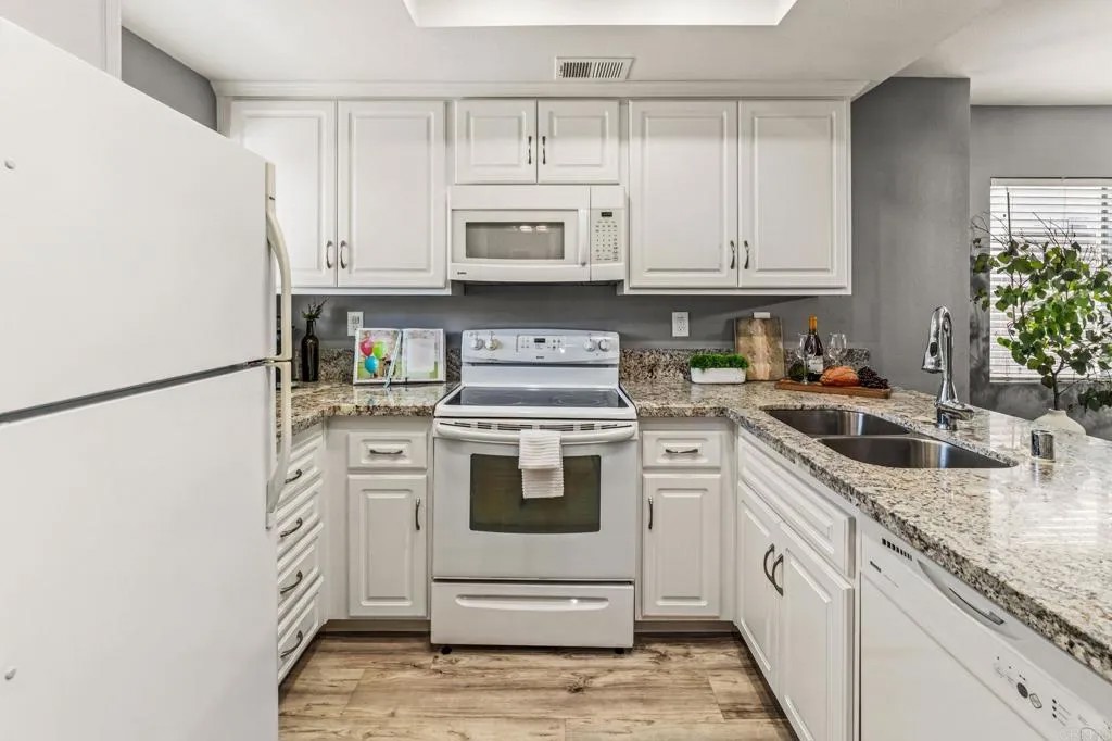 2240 Kings View Circle