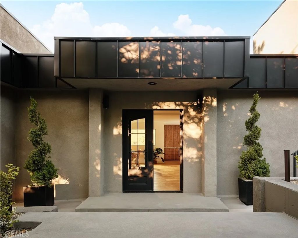 Photo of 3250 Coldwater Canyon, Studio City, CA 91604 (MLS # SR26070428)