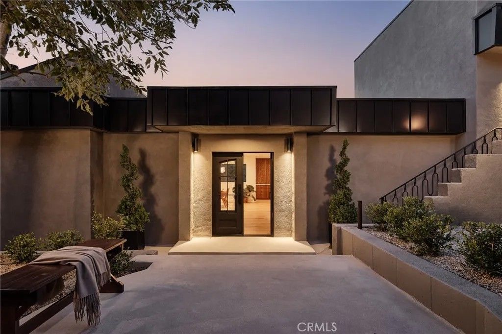 Photo of 3250 Coldwater Canyon, Studio City, CA 91604 (MLS # SR26070428)