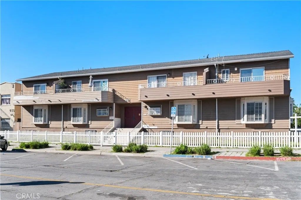 Photo of 941 Elm Ave #16, Long Beach, CA 90813 (MLS # PW26013883)