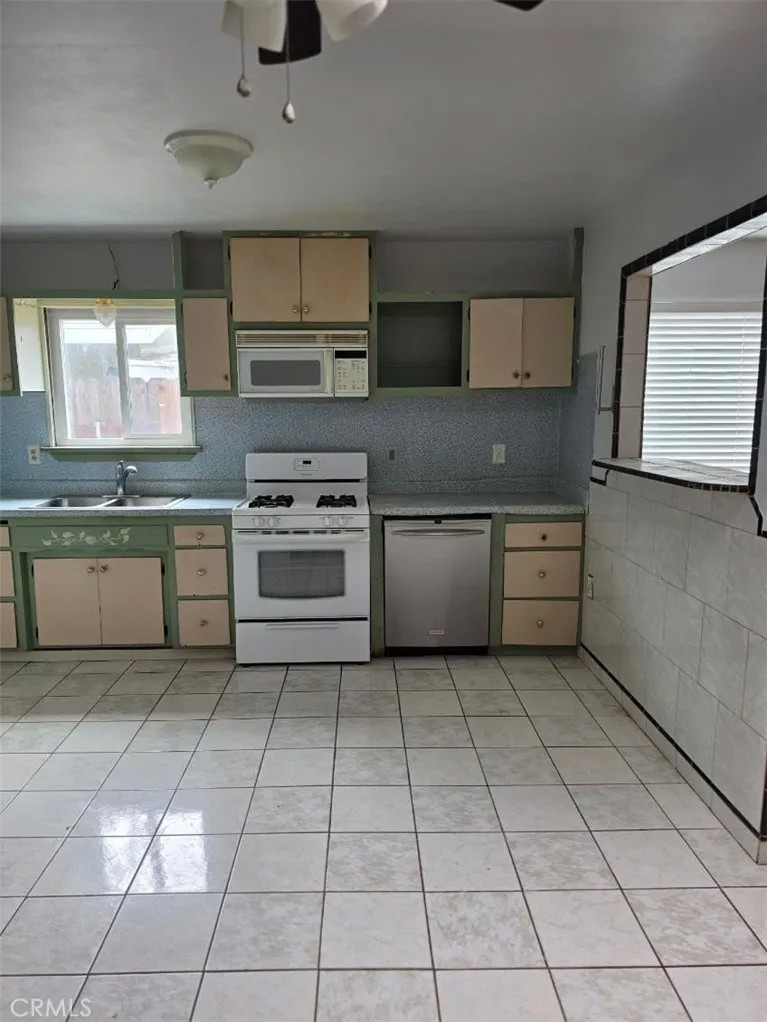 2285 La Verne