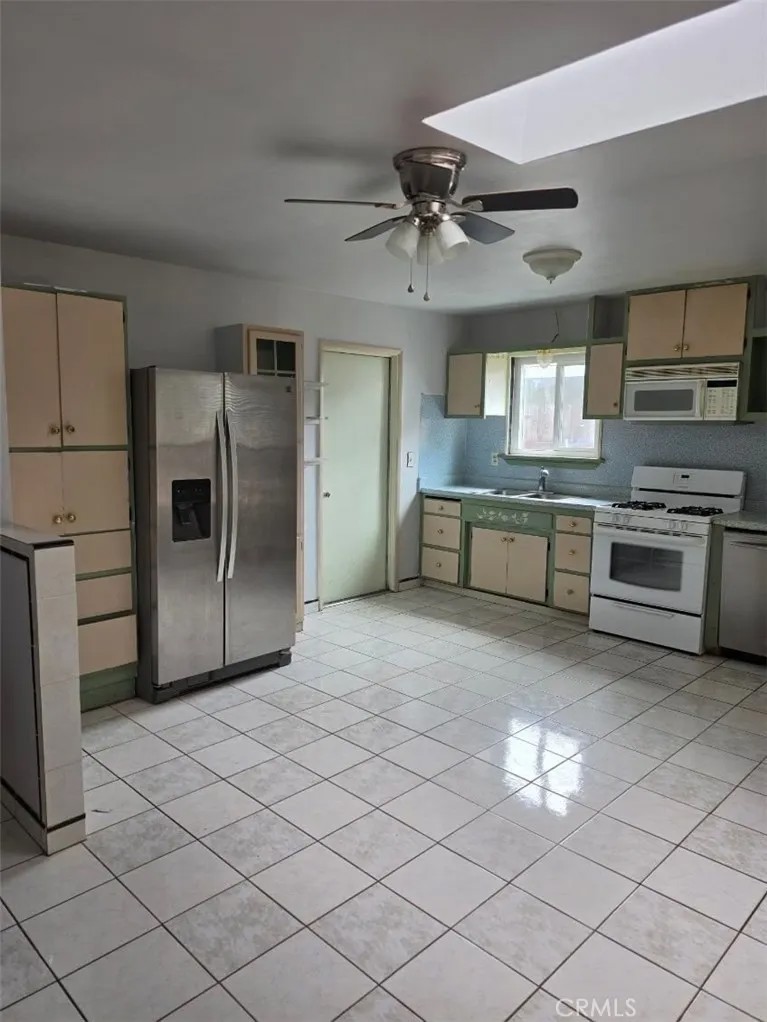 2285 La Verne