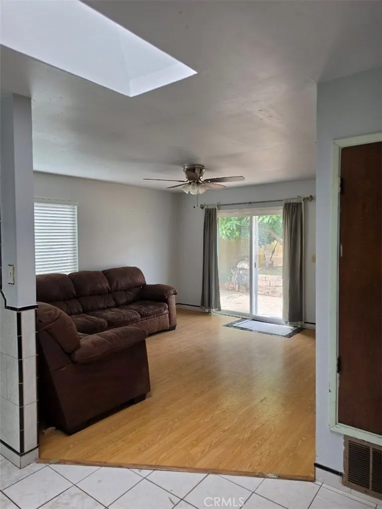 2285 La Verne