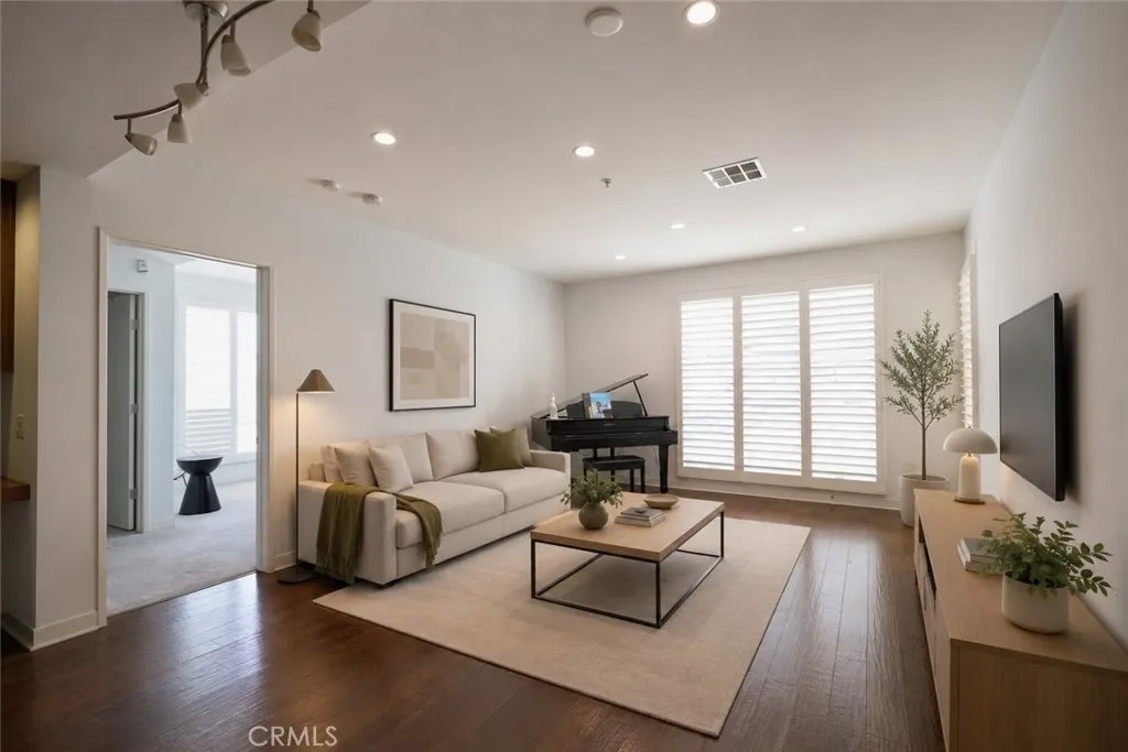 21301 Erwin Street 305