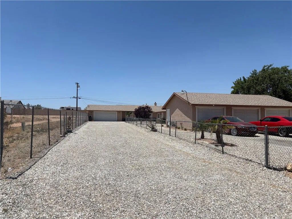 Photo of 13508 Mohawk Rd, Apple Valley, CA 92308 (MLS # CV26036278)