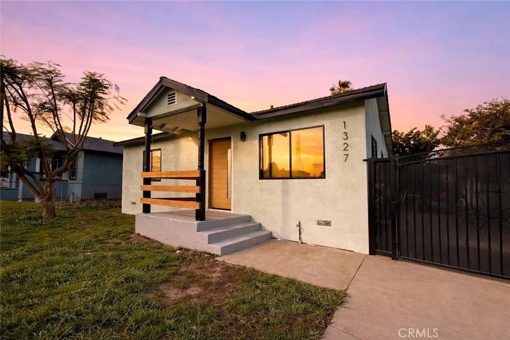 Photo of 1327 W 97th Street, Los Angeles, CA 90044 (MLS # SR26025348)