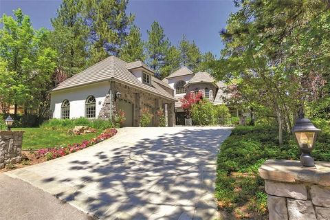 Photo of 699 Brentwood Dr, Lake Arrowhead, CA 92352 (MLS # IV25280879)