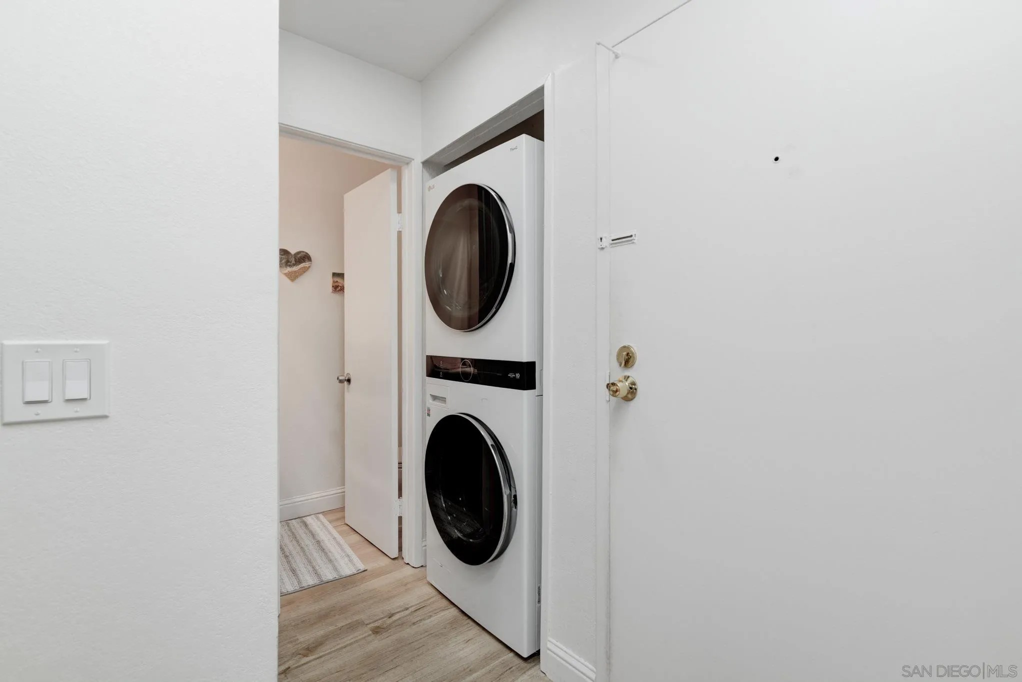 6877 Caminito Mundo 25