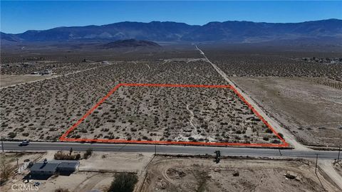 Photo of 788 Old Woman Springs, Lucerne Valley, CA 92356 (MLS # HD25275091)