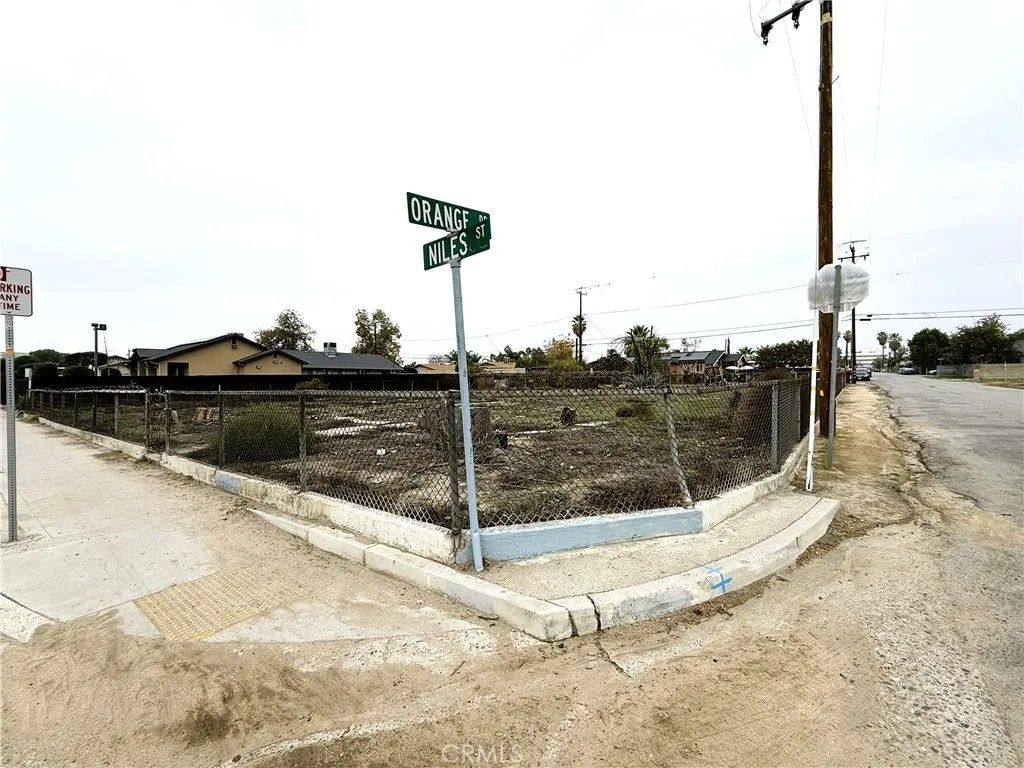 Photo of 1836 Niles St, Bakersfield, CA 93305 (MLS # SR25267653)