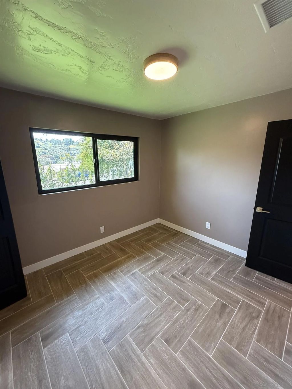 Photo of 519 Camelot Dr, Oceanside, CA 92054 (MLS # 260006811)