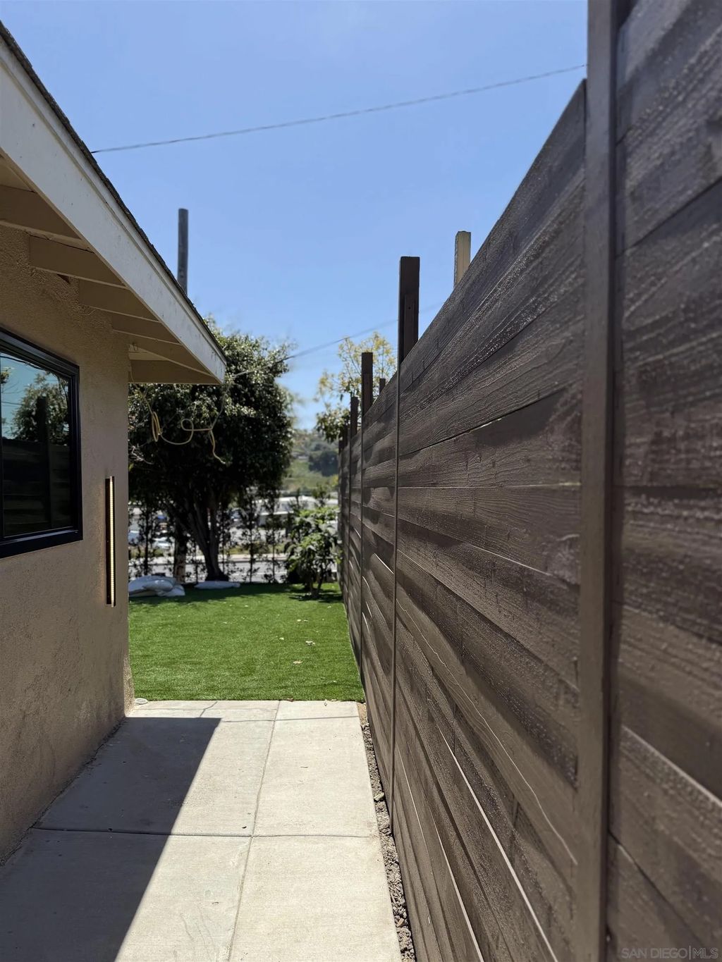 Photo of 519 Camelot Dr, Oceanside, CA 92054 (MLS # 260006811)