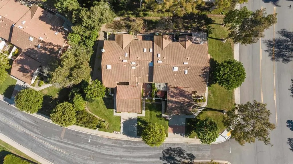 17823 Avenida Alozdra