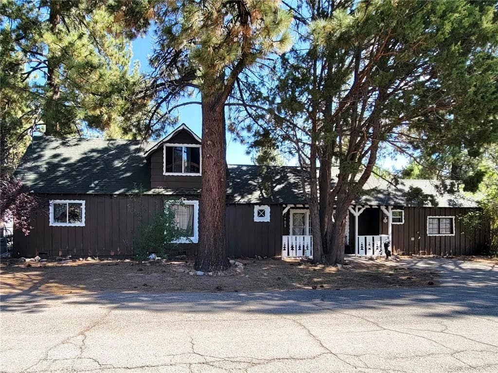Photo of 155 Coy Ln, Big Bear Lake, CA 92314 (MLS # SW26162683)
