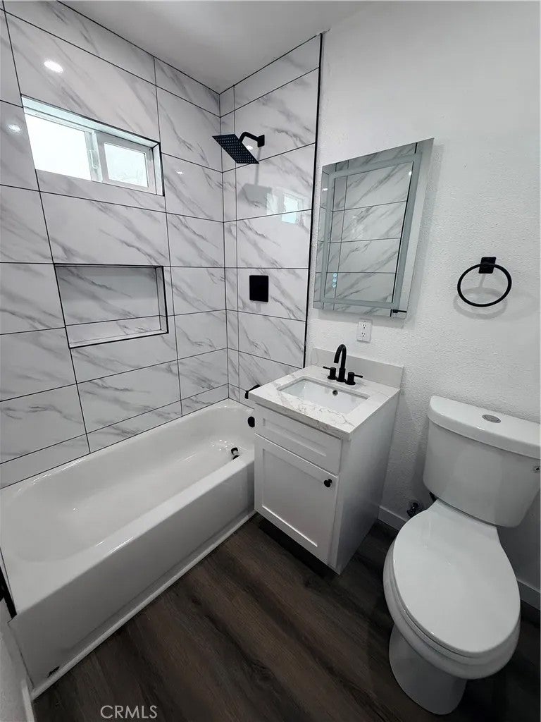 4956 E San Carlos