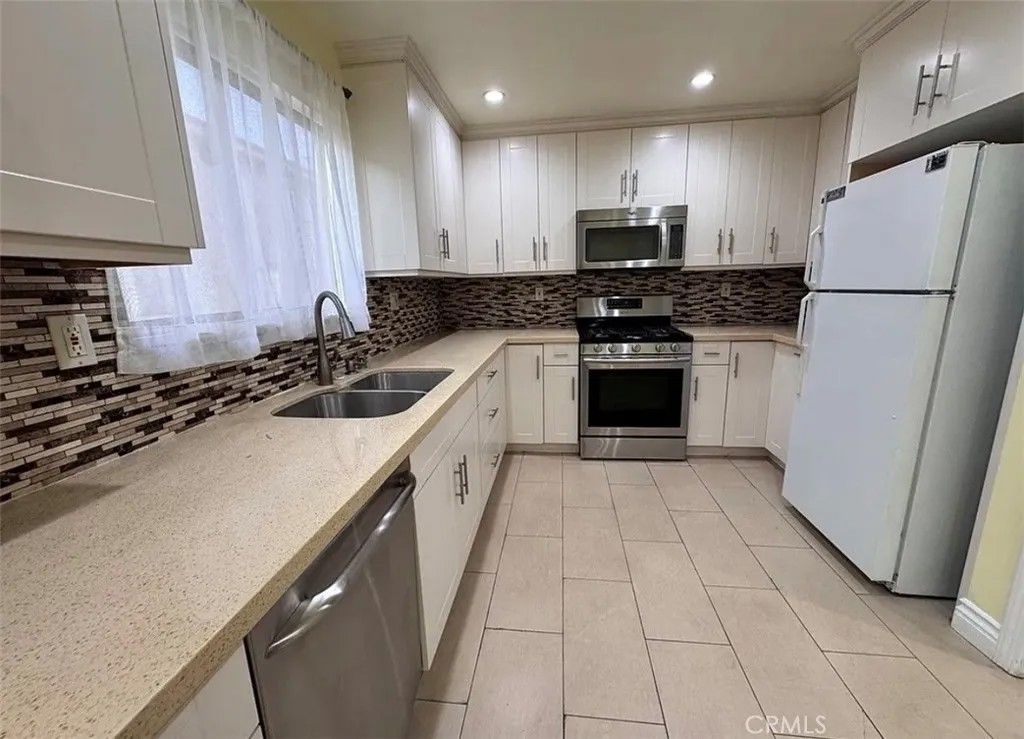 Photo of 13243 Vanowen St #5, North Hollywood, CA 91605 (MLS # SR26038726)