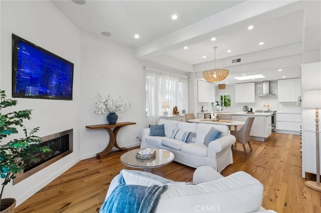 6512 Surfside Lane