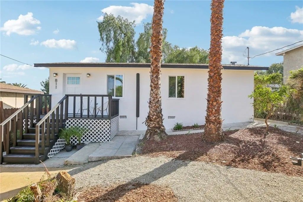Photo of 811 W Oliver St, San Pedro, CA 90731 (MLS # AR25282448)