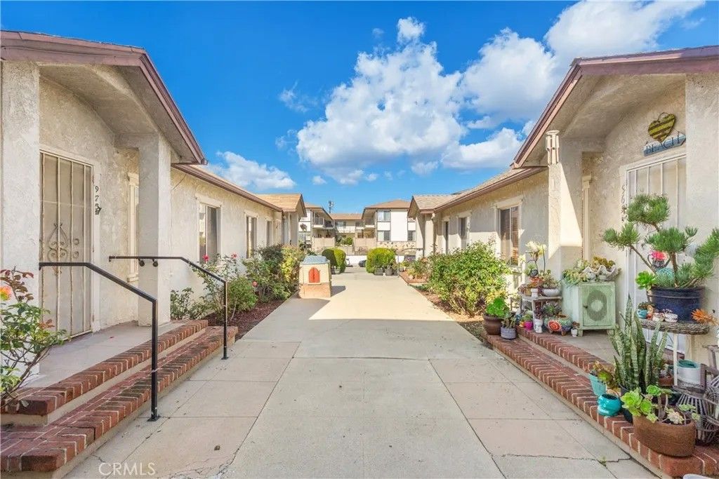 Photo of 963 W 9th St, San Pedro, CA 90731 (MLS # SB25272938)