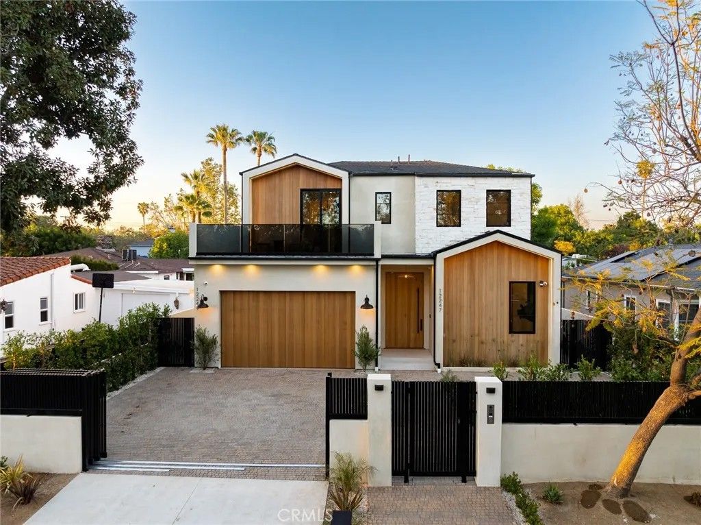 Photo of 12247 Addison St, Valley Village, CA 91607 (MLS # SR26086247)