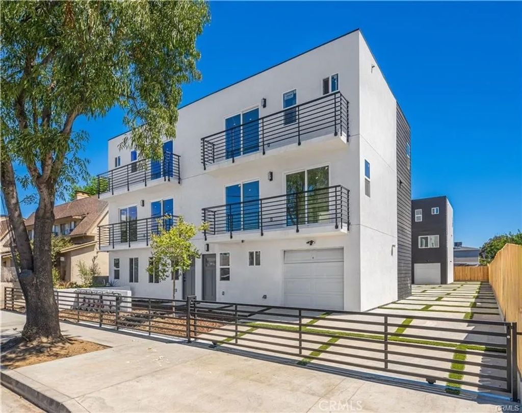 Photo of 6832 Hazeltine Avenue #1, Van Nuys, CA 91405 (MLS # MB26090047)