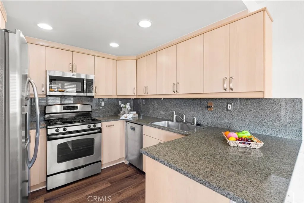 106 N Western 205