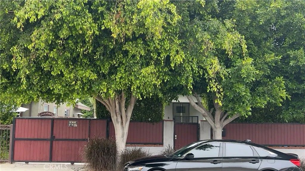 Photo of 1549 S Burnside Ave, Los Angeles, CA 90019 (MLS # WS26088446)