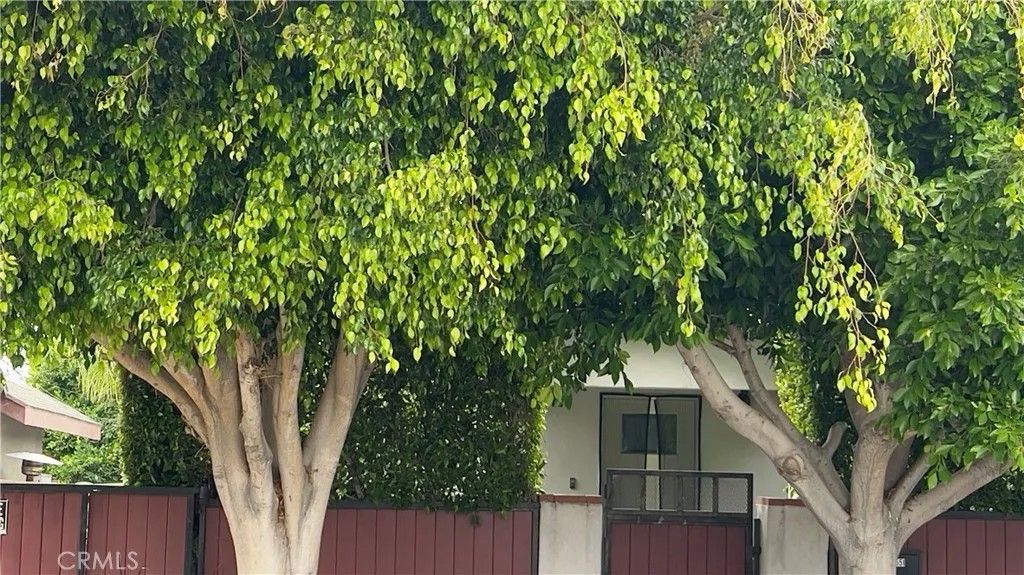 Photo of 1549 S Burnside Ave, Los Angeles, CA 90019 (MLS # WS26088446)