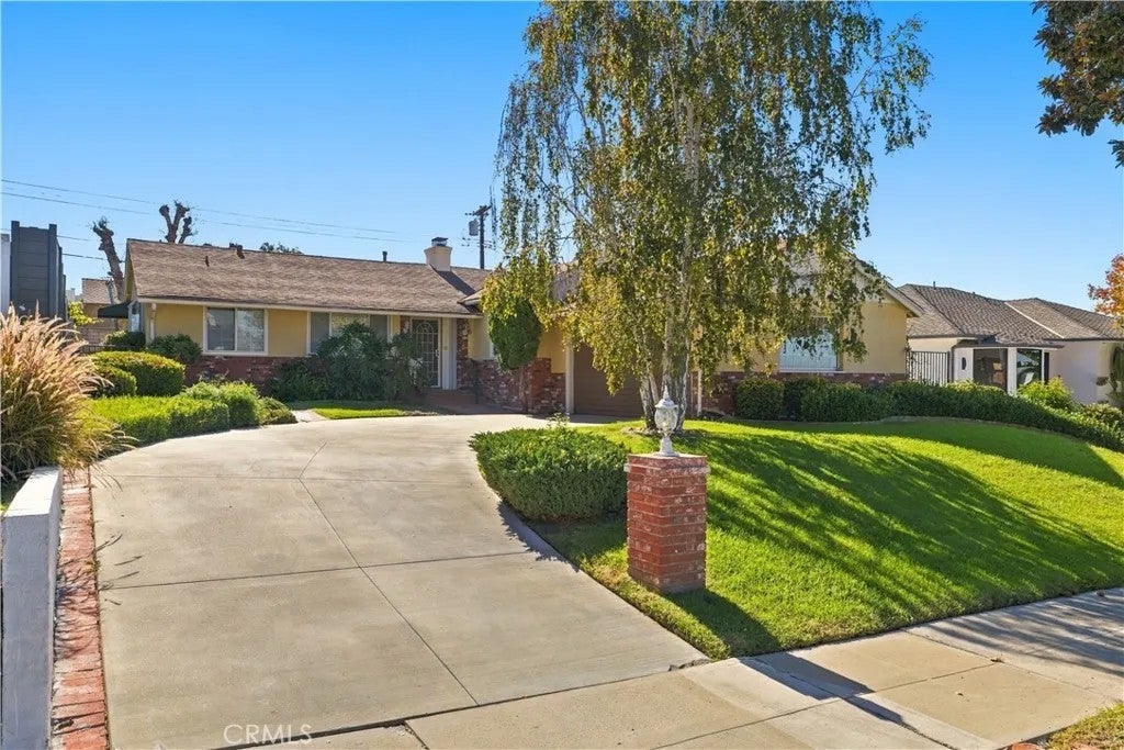 Photo of 636 Andover DR, Burbank, CA 91504 (MLS # BB26220231)