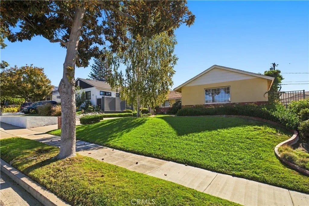Photo of 636 Andover DR, Burbank, CA 91504 (MLS # BB26220231)