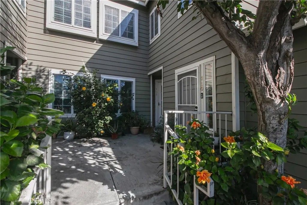 Photo of 6618 Clybourn #109, North Hollywood, CA 91606 (MLS # SR26036323)