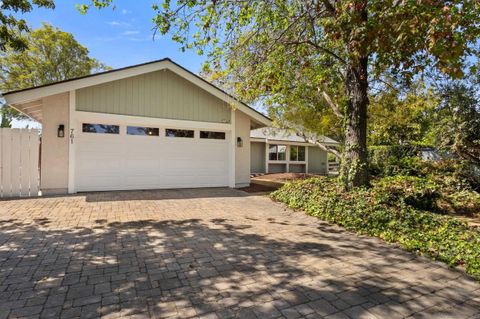 Photo of 761 Rocking Horse Rd, Vista, CA 92081 (MLS # 260006962)