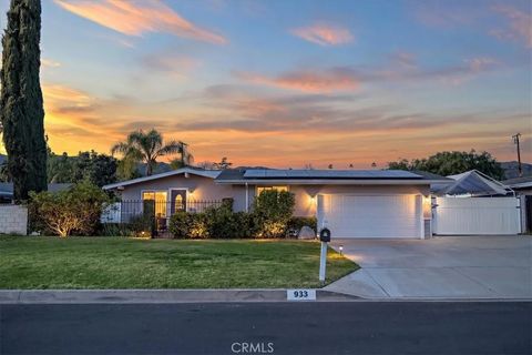 Photo of 933 E Woodland Ln, Glendora, CA 91741 (MLS # CV26043854)