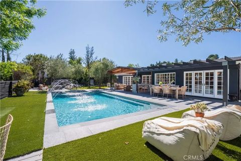 Photo of 5910 Pat Avenue, Woodland Hills, CA 91367 (MLS # SR25239413)