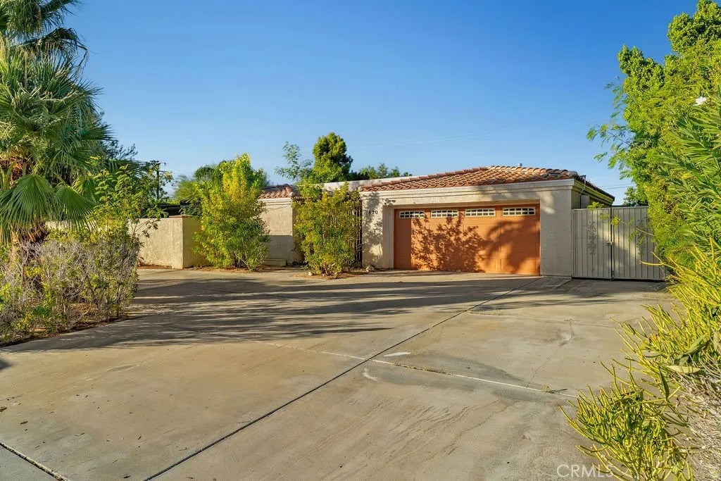 1820 E Racquet Club
