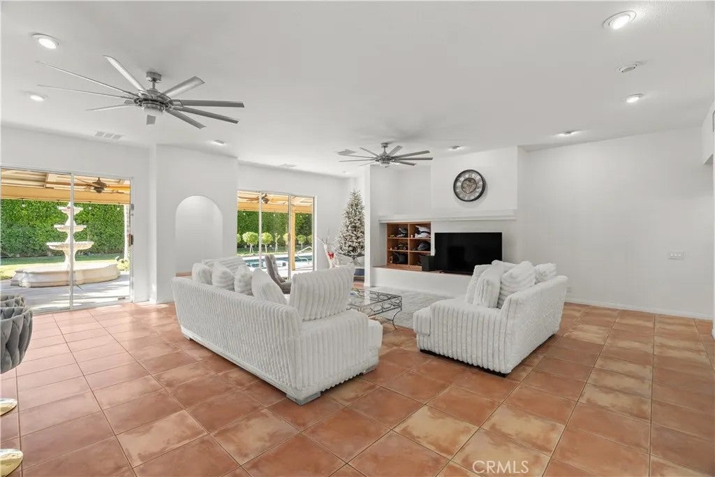 1820 E Racquet Club
