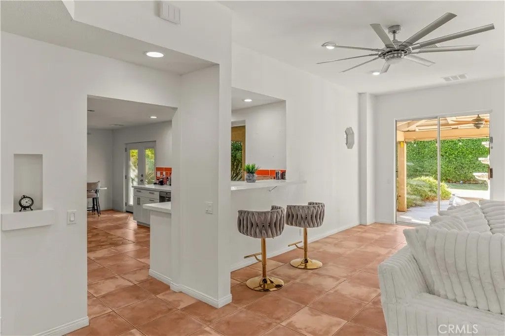 1820 E Racquet Club
