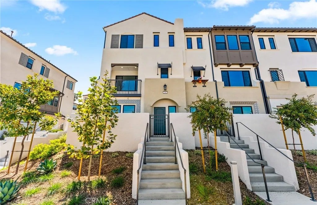 Photo of 108 Pickwick Lane Court, Burbank, CA 91506 (MLS # IV26201342)