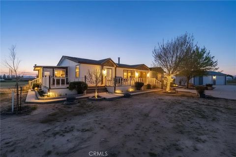 Photo of 9890 Sue Ave, Rosamond, CA 93560 (MLS # SR26059929)