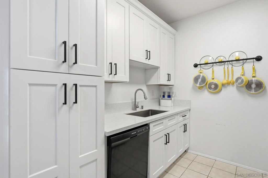 Photo of 8310 Regents Rd #1E, San Diego, CA 92122 (MLS # 250044692)