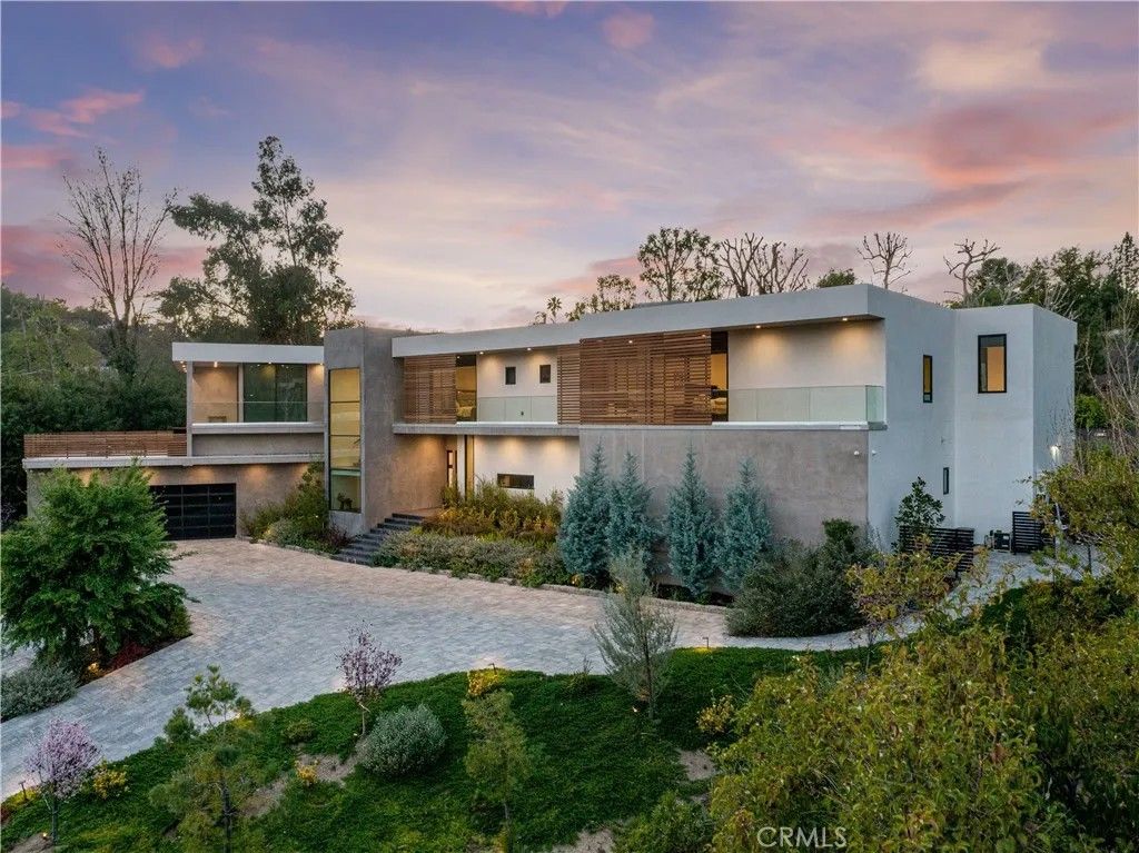 Photo of 19333 Rosita Street, Tarzana, CA 91356 (MLS # SR25280784)