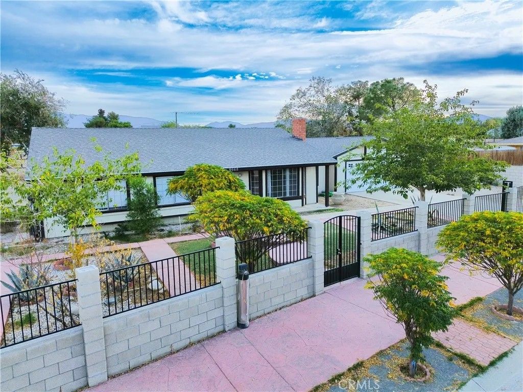 Photo of 9668 E Avenue R14, Littlerock, CA 93543 (MLS # SR25258902)