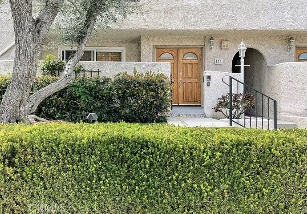 Photo of 5401 Zelzah, Encino, CA 91316 (MLS # DW25266045)