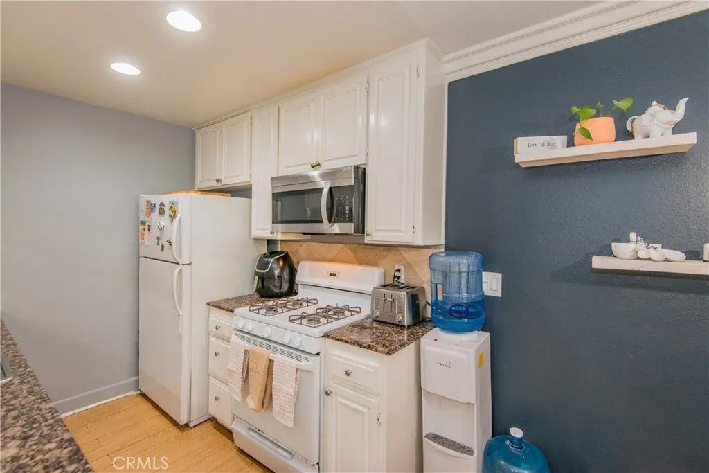 7045 Woodley Avenue 218