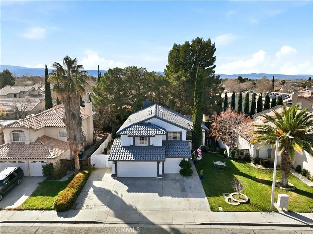 Photo of 44519 Shadowcrest Dr, Lancaster, CA 93536 (MLS # SR26027600)