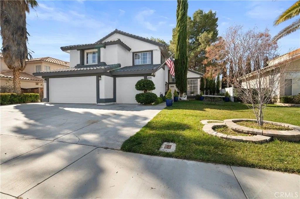 Photo of 44519 Shadowcrest Dr, Lancaster, CA 93536 (MLS # SR26027600)