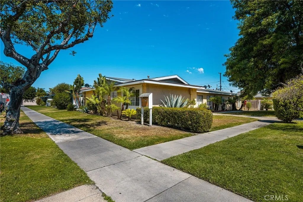 1256 N Placentia